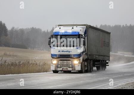 Renault Trucks T von Helmer Modig Oy zieht DB-Schenker-Anhänger bei schneefreiem Wetter auf der Landstraße mit hellen Scheinwerfern. Salo, Finnland. Februar 2020 Stockfoto