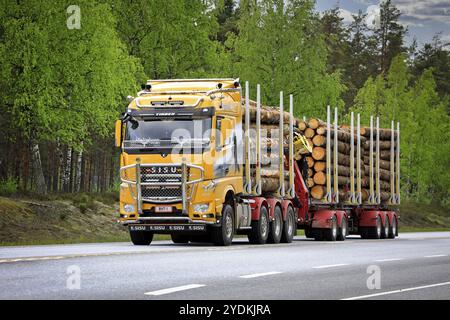 Wunderschön angepasste gelbe Sisu Polar Holzfäller Br Holmberg Transport schleppt im Sommer die Holzlast auf der Straße 25. Raasepori, Finnland. 27.Mai 2021 Stockfoto