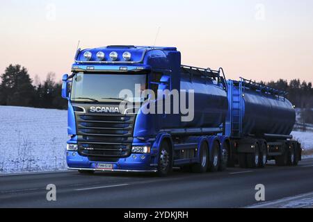 SALO, FINNLAND, 6. JANUAR 2016: Der neue Blue Scania R580 Tankwagen für Massenguttransporte fährt nahe Sonnenuntergang auf der Autobahn Stockfoto