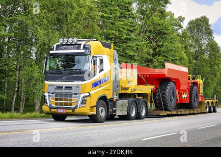 Der gelbe Volvo FH16 Sattelauflieger Mantyla E&E Ky transportiert Sandvik Untertage-Lkw für Bergbauarbeiten auf der Autobahn 25. Raasepori, Finnland. Juli 2020 Stockfoto