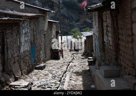 Peru - Tupe, 23. Oktober 2022: Auf dem Foto ist eine Straße im Dorf Tupe zu sehen, die die malerische Berglandschaft und die traditionelle peruanische Arche zeigt Stockfoto