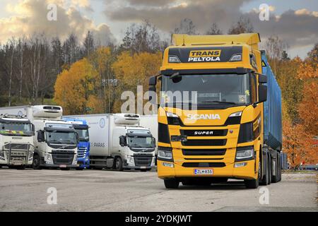 Scania R500 Truck der nächsten Generation von TransPeltola Oy vor dem Frachtcontainer Bruhn Spedition auf dem LKW-Halteplatz. Salo, Finnland. 31. Oktober 2020 Stockfoto