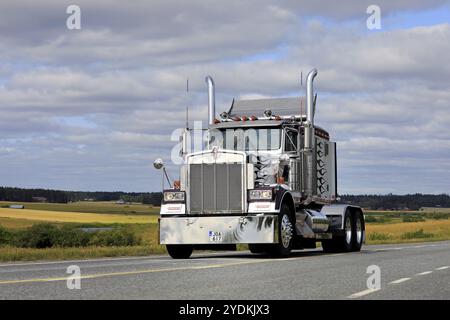 Vaulammi, Finnland. August 3, 2019. Klassische Kenworth W900B halb Traktor Lkw auf der Autobahn auf Maisemaruise2019 Auto Kreuzfahrt in Tawastia Ordnungsgemäße, Finnland Stockfoto