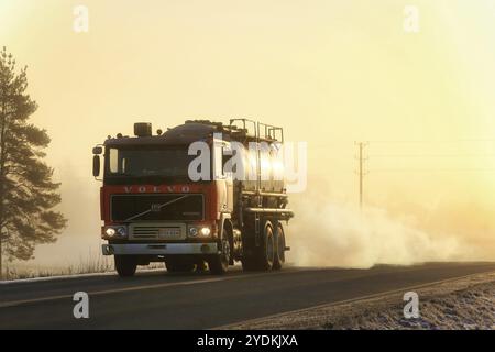 Klassischer Volvo F1225 Tankwagen von Kuljetusliike Hovi Ky zum Transport von Tierfutter auf der Straße im düsteren Winternebel. Salo, Finnland. 6. Januar 2017 Stockfoto