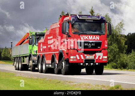 Kranwagen, der von einem schweren Abschleppwagen MAN TGS 41,440 von Hinauspalvelu J Vikman Ky auf der Autobahn 2 gezogen wird. Forssa, Finnland. August 2020 Stockfoto