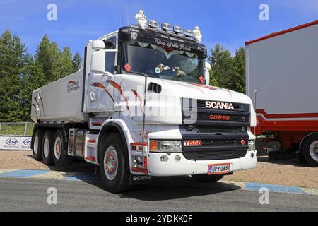 HAMEENLINNA, FINNLAND, 15. JULI 2017: Weißer und roter Super Scania T580 Kipper von MJL Kuljetus Oy auf dem Tawastia Truck Weekend 2017 Stockfoto