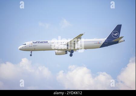 02.06.2024, Berlin, Deutschland, Europa, Ein Passagierflugzeug der Lufthansa Airbus A321-231 mit der Registrierung D-AIDM auf dem Anflug auf Berlin Brandenburg Air Stockfoto