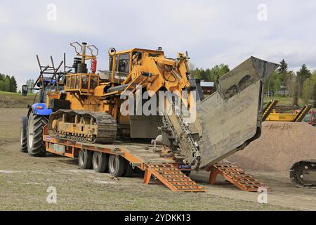 SALO, FINNLAND, 25. MAI 2017: Intradrain 2028T-Grabenfräser auf einem Traktoranhänger und anderen schweren Geräten auf einer Feldarbeit, wo ein Agrar eingesetzt wird Stockfoto