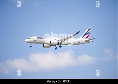 02.06.2024, Berlin, Deutschland, Europa, ein Passagierflugzeug des Air France Airbus A220-300 mit der Registrierung F-HZUC, das sich dem Flughafen Berlin Brandenburg nähert Stockfoto