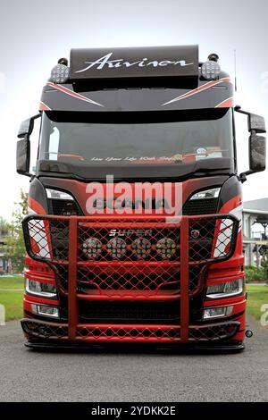 ALAHARMA, FINNLAND, 10. AUGUST 2018: Der neue Scania R580 Bulk Transport Truck, Vorderansicht, von Kuljetus Auvinen Oy gewinnt seine Kategorie auf der Power Truck Show 201 Stockfoto