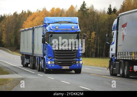 KAARINA, FINNLAND, 9. OKTOBER 2016: Blaues Scania R580 Kombifahrzeug von Kosti Saukko Oy trifft auf einen anderen Scania Transportwagen auf der Straße auf einer Wolke Stockfoto