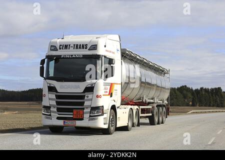 SALO, FINNLAND, 8. APRIL 2017: Der weiße Halbtanker Scania R500 der nächsten Generation für den ADR-Transport von CEMT-Trans fährt an einem schönen Tag auf der Autobahn Stockfoto