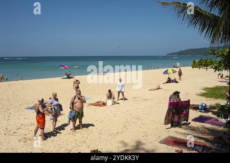 16.11.2019, Phuket, Thailand, Asien, Urlauber am Strand von Karon Beach, ein beliebtes Reiseziel für russische Touristen, Asien Stockfoto