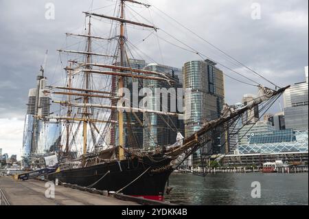 23.09.2019, Sydney, New South Wales, Australien, Segelschiff im Darling Harbour mit neuen Wolkenkratzern der International Towers Sydney in Barangaroo Sout Stockfoto