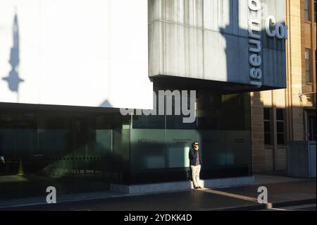 17.09.2018, Sydney, New South Wales, Australien, Ein Mann wird von einem Sonnenstrahl beleuchtet, während er vor dem Museum of Contemporary Art, Ocean, steht Stockfoto