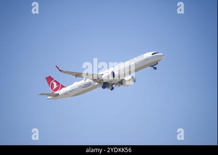 13.05.2024, Berlin, Deutschland, Europa, Ein Passagierflugzeug der Turkish Airlines Airbus A321-271 Neo mit der Registrierung TC-LPA, das von Berlin Bra startet Stockfoto