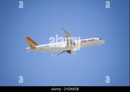 13.05.2024, Berlin, Deutschland, Europa, Ein Passagierflugzeug des Typs Pegasus Airlines Airbus A321-251 Neo mit der Registrierung TC-RDN, das von Berlin Bra startet Stockfoto