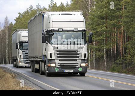 SALO, FINNLAND, 17. MÄRZ 2017: Zwei weiße Scania R420 Sattelauflieger aus Polen fahren auf Landstraßen in Südfinnland Stockfoto