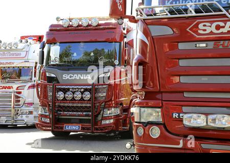 HAMEENLINNA, FINNLAND, 15. JULI 2017: Maßgeschneiderte Scania Trucks auf dem Tawastia Truck Weekend 2017, Schwerpunkt auf der neuen Scania Generation mit Stockfoto