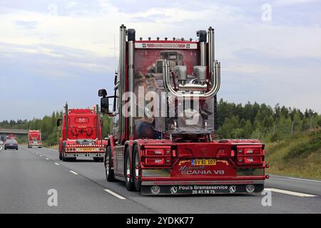 LEMPAALA, FINNLAND. 9. AUGUST 18: Scania 143H Streamline Pouls Bremseservice, 2 V8-Motoren, im Konvoi zur Power Truck Show 2018, Rückansicht auf der Autobahn Stockfoto