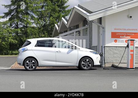 FORSSA, FINNLAND, 23. JUNI 2017: Das weiße Renault Zoe ZE 40 Elektroauto lädt die Batterie an der Tankstelle auf. Die 5-türige Heckklappe ZE 40 verfügt über eine Batterie Stockfoto