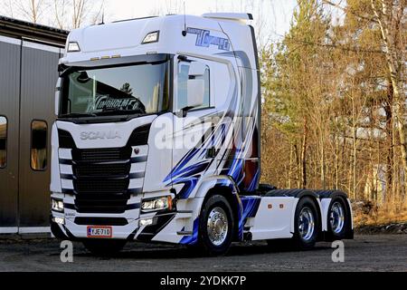 RASEBORG, FINNLAND, 19. NOVEMBER 2016: Scania S500 der nächsten Generation von Transport K Lindholm & Co. Wird auf eine Werft verlegt. Der Raseborg-basierte Transport Stockfoto