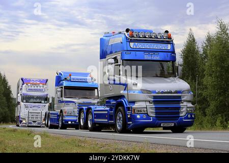 LEMPAALA, FINNLAND, 9. AUGUST 2018: Zwei Scania T-Fahrerhauswagen von Tommy Nordberghs Akeri und Scania Malmbergs im Konvoi zur Power Truck Show 2018 Stockfoto