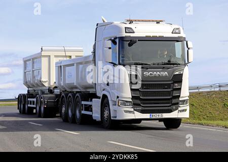 Turku, Finnland. August 2019. Der weiße Scania R650-Lkw der nächsten Generation zieht bei der Probefahrt einen Schotteranhänger. Scania in Finnland 70 Jahre Tour Stockfoto