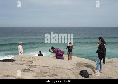 27.09.2019, Sydney, New South Wales, Australien, Touristen machen Fotos auf den Klippen am Tamarama Point mit Blick auf das Meer. Der Blickpunkt befindet sich auf Stockfoto