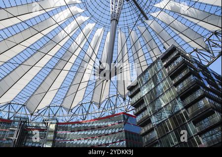 22.04.2023, Berlin, Deutschland, Europa, Dachbau des Zentrums am Potsdamer Platz (Sony Center) in den Berliner Stadtteilen Mitte und Tiergarten Stockfoto