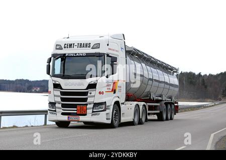 SALO, FINNLAND, 14. APRIL 2017: Der weiße Halbtanker Scania R500 der nächsten Generation für den ADR-Transport von CEMT-Trans fährt an einem bewölkten Frühlingstag über die Brücke Stockfoto