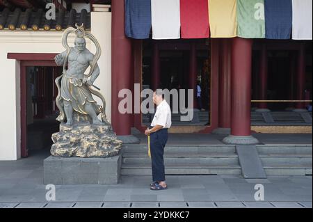 29.03.2019, Singapur, Republik Singapur, Asien, Ein Mann betet vor dem Buddha-Zahn-Relic-Tempel in Singapurs Stadtteil Chinatown, Asien Stockfoto