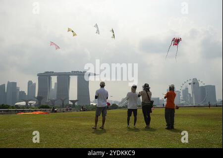 29.07.2018, Singapur, Republik Singapur, Asien, Menschen fliegen Drachen auf dem grünen Dachgarten des Marina Dam. Das Marina Bay Sands Hotel steht in Stockfoto