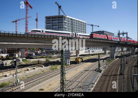 06.09.2023, Berlin, Deutschland, Europa, der Zugverkehr überquert eine Brücke vor einer Baustelle mit Baukranen in Europa im Neubau Stockfoto