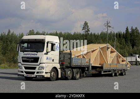 ORIVESI, FINNLAND, 1. SEPTEMBER 2016: Weißer MAN TGX 26,480 Sattelschlepper transportiert Dachbinder auf flachem Anhänger Stockfoto