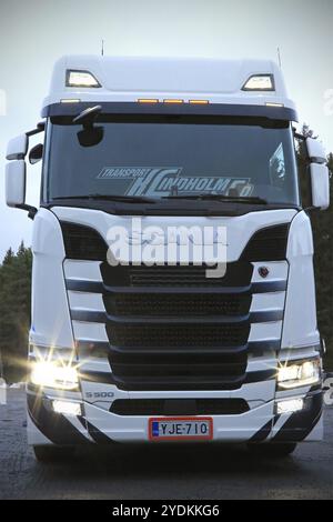 RASEBORG, FINNLAND, 19. NOVEMBER 2016: Vorderansicht des Scania S500 der nächsten Generation von Transport K Lindholm & Co. Mit glänzenden Scheinwerfern auf einem Hof. Die Ras Stockfoto