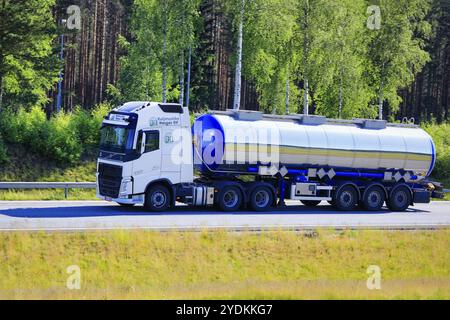 Weißer Volvo FH-Halbtankwagen von Kuljetusliike Haugas Oy mit schneller Lieferung von Gütern auf der Autobahn an einem Sommertag. Salo, Finnland. Juni 2021 Stockfoto