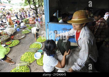 02.09.2013, Yangon, Republik Myanmar, Asien, die Fahrgäste stehen zwischen ihren Gütern in einem Zugabteil der Rundbahn. Das n Stockfoto