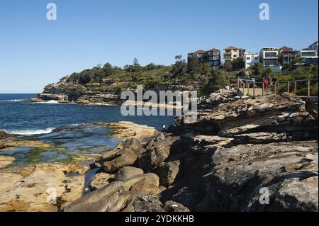 21.09.2018, Sydney, New South Wales, Australien, Häuser überblicken das Meer auf felsigen Klippen entlang des Küstenweges von Bondi nach Bronte, Ozeanien Stockfoto