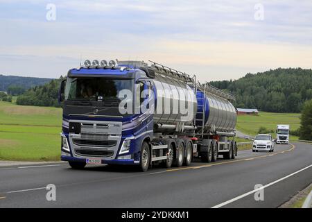 SALO, FINNLAND, 26. JUNI 2016: Der neue, blaue Tankwagen Volvo FH fährt an einem bewölkten Sommernachmittag im Süden von F auf landschaftlich reizvollen Straßen bergauf Stockfoto