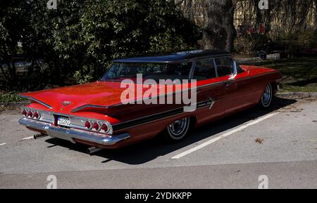 Amerikanischer Oldtimer, Chevrolet Impala ab 1960, rot, schwarz Dach, Amal, Vaestra Goetaland, Schweden, Europa Stockfoto