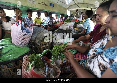 02.09.2013, Yangon, Republik Myanmar, Asien, Passagiere sitzen zwischen ihren Gütern in einem Zugabteil der Rundbahn. Der Standort Stockfoto