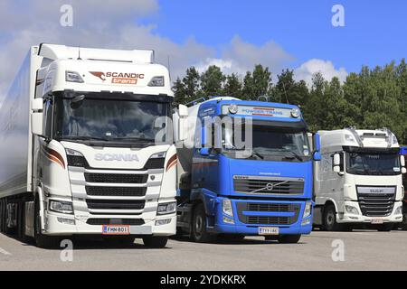 SALO, FINNLAND, 22. JULI 2017: An klaren Sommertagen parkten die Transportfahrzeuge Scania R500, Volvo FH und DAF XF auf dem Asphaltbahnhof einer LKW-Haltestelle Stockfoto