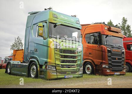 LOVIISA, FINNLAND, 1. JULI 2017: Zwei wunderschön angepasste Scania S580 Super Trucks der nächsten Generation von Martin Pakos auf Riverside Truck Meet Stockfoto