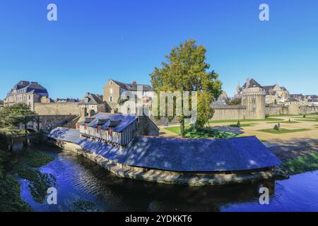 Ehemaliges Waschhaus Lavoirs de la Garenne am Fluss Le Marle, mittelalterliche Stadtmauer, Remparts, Chateau de l'Hermine, Altstadt von Vannes, bretonische Gwened, Stockfoto