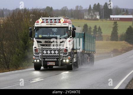 SALO, FINNLAND, 20. NOVEMBER 2016: Maßgeschneiderter Scania Truck mit Bullenstange und Beleuchtungszubehör von MHL-Trans für den Zuckerrübentransport fährt entlang Roa Stockfoto