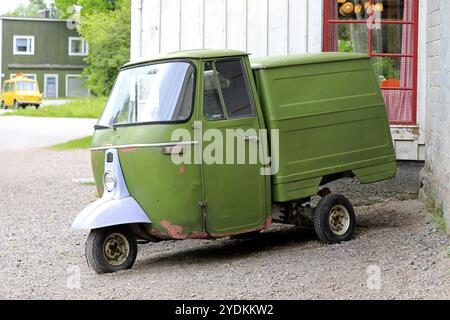 Grünes Piaggio Ape dreirädriges leichtes Nutzfahrzeug, das als Adaption des Vespa-Rollers von Piaggio vermarktet wird. Riihikoski, Finnland. Juni 2022 Stockfoto