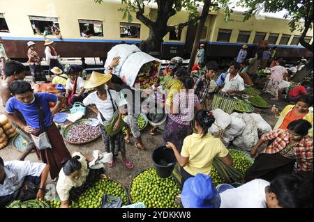 02.09.2013, Yangon, Republik Myanmar, Asien, stehen Händler und Pendler mit ihren Waren auf einem Bahnsteig der Rundbahn. Die Lo Stockfoto