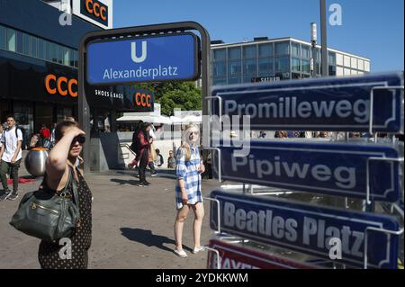 07.06.2018, Berlin, Deutschland, Europa, Menschen am Eingang des Berliner Alexanderplatzes in Mitte, Europa Stockfoto