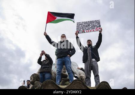 04.11.2023, Berlin, Deutschland, Europa, über 8000 Teilnehmer zeigen ihre Solidarität und nehmen an einer Demonstration für Palästina und gegen Israel un Teil Stockfoto